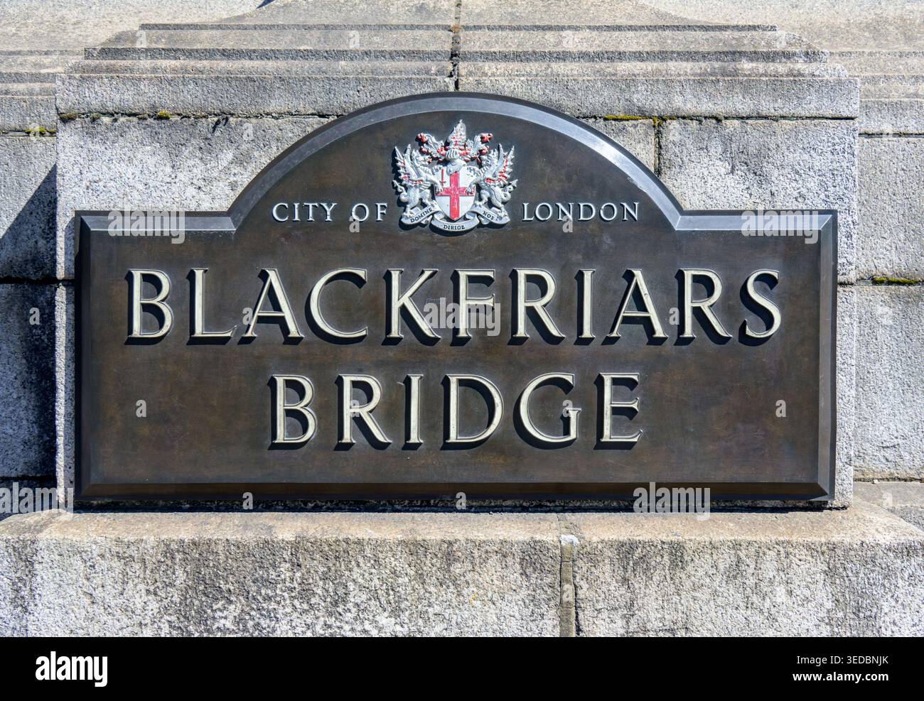 Londra, Regno Unito. Targa del Blackfriars Bridge all'estremità nord del ponte Foto Stock
