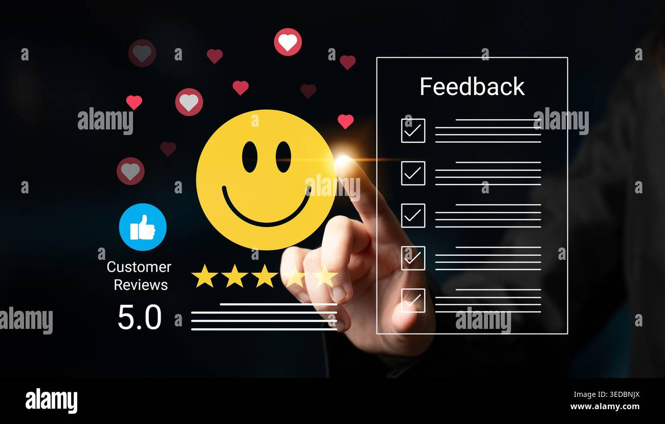 Rappresentazione visiva del feedback dei clienti con un'icona Happy Face, valutazioni a stelle e un'interfaccia touchscreen, che illustra l'importanza dell'utente Foto Stock