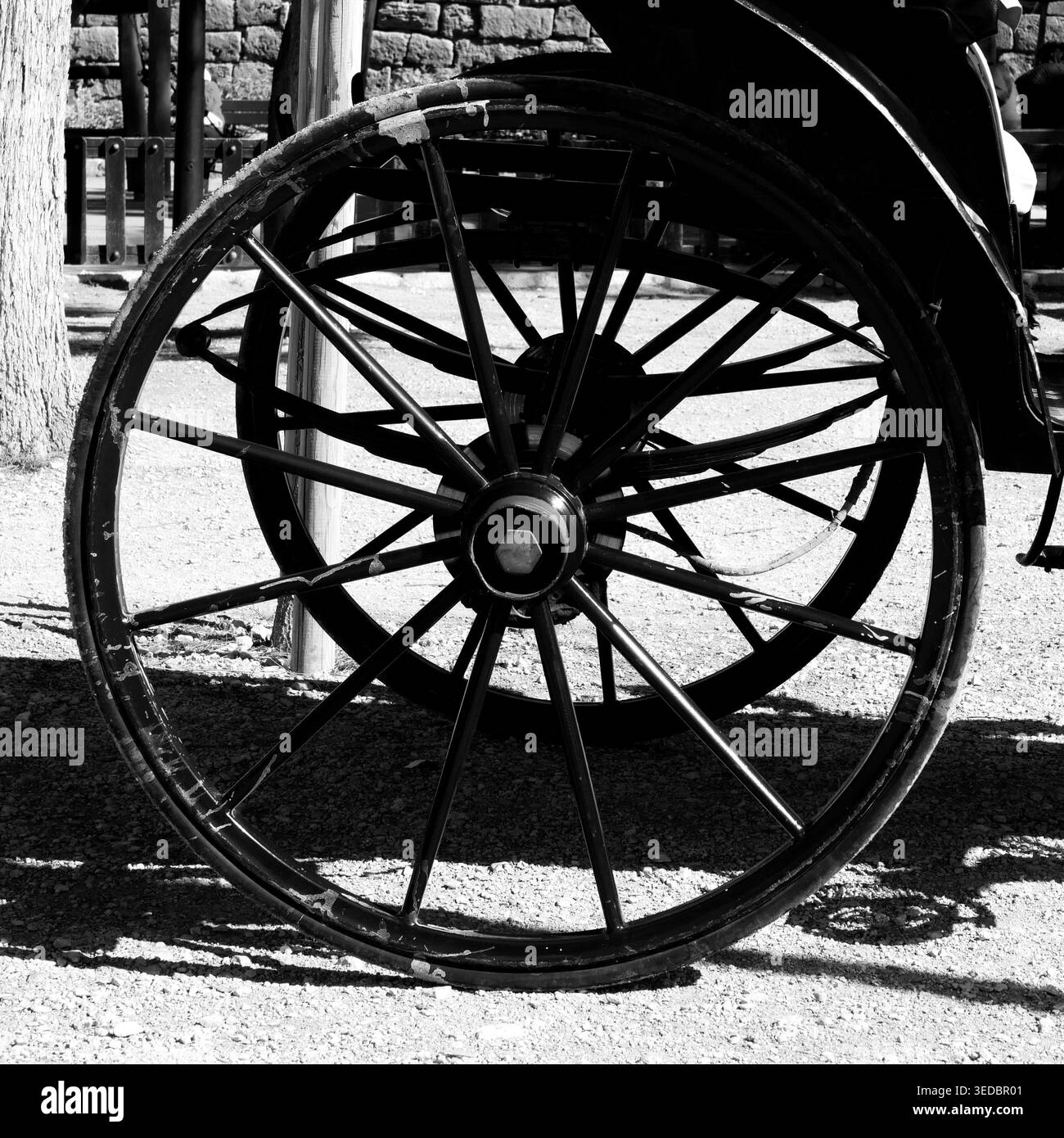 Ruota a carrozza a Palma di Maiorca con struttura a razze distintiva, motivo storico turistico. Primo piano. Foto in bianco e nero. Foto Stock