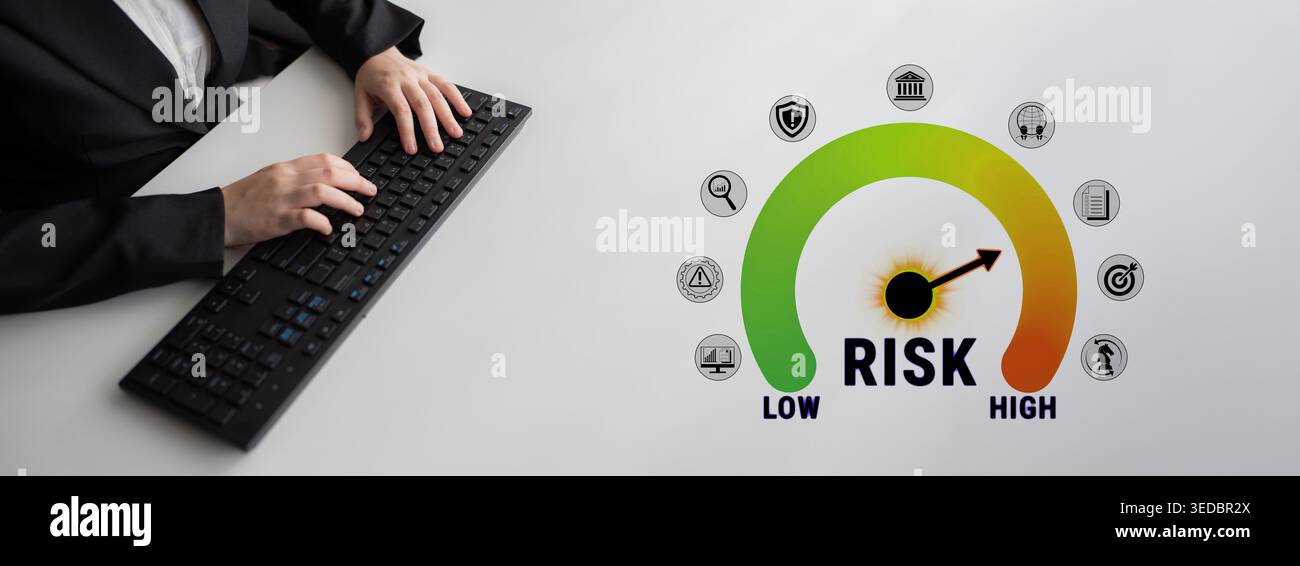 Uomo d'affari che analizza i livelli di rischio utilizzando la tastiera con indicatore colorato che visualizza fattori di rischio da basso ad alto e icone associate per il processo decisionale Foto Stock