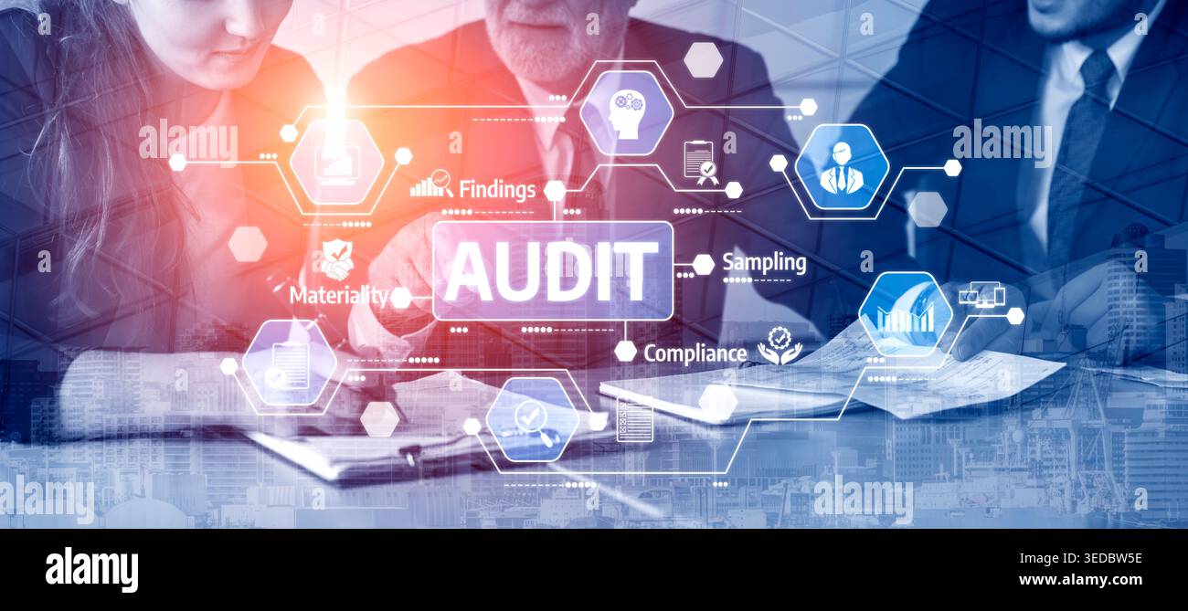 Rappresentazione visiva del processo di audit aziendale che enfatizza il lavoro di squadra, la conformità e gli elementi digitali in un ambiente aziendale moderno, dimostrando Foto Stock