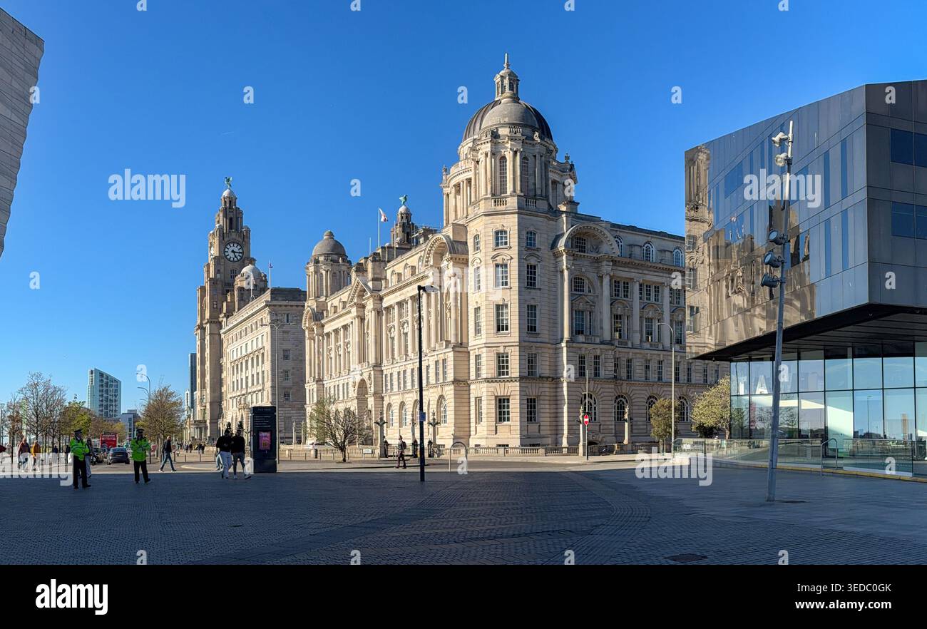 LIVERPOOL, MERSEYSIDE, INGHILTERRA - 19 APRILE 2026: Royal Liver Building, Cunard Building e Port of Liverpool Building a Pier Head - Immagine stock catturata con smartphone