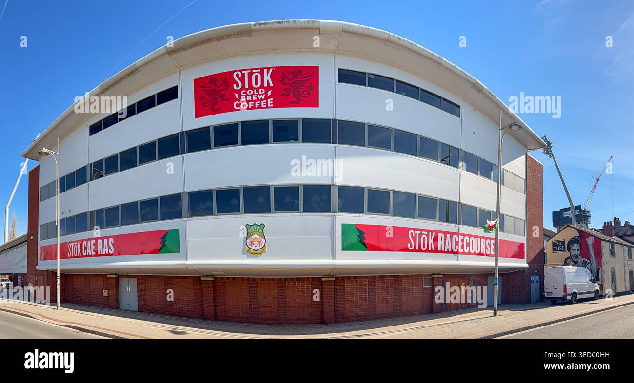 WREXHAM, CLWYD, GALLES - 7 APRILE 2026: Un colpo panoramico esterno cattura la facciata principale dello stadio di calcio Wrexham AFC su Mold Road - Immagine stock catturata con smartphone