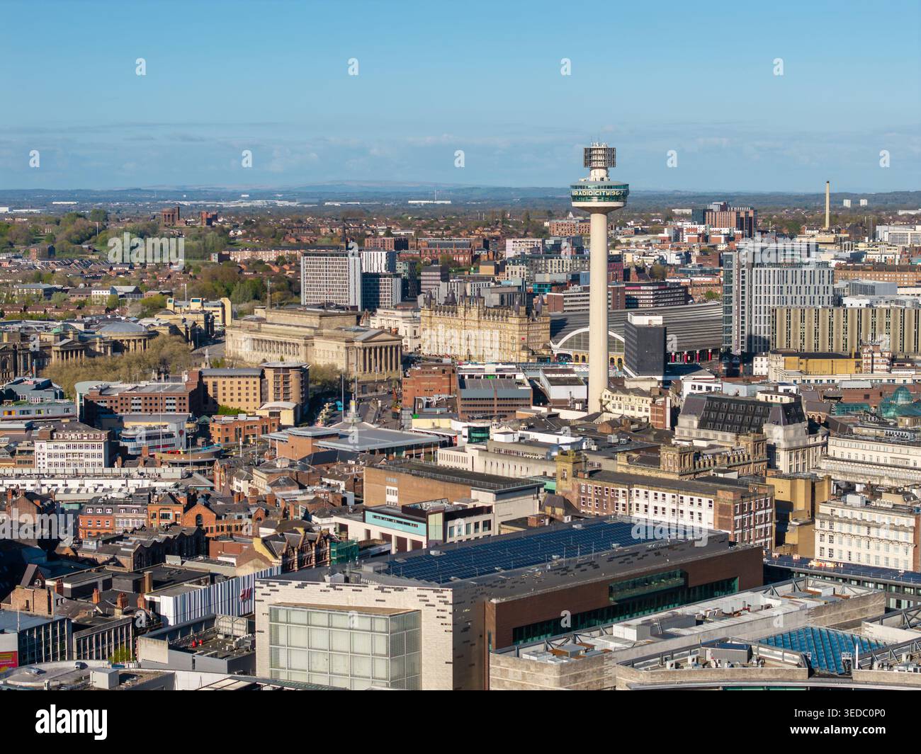 LIVERPOOL, MERSEYSIDE, INGHILTERRA - 19 APRILE 2026: Veduta aerea degli edifici della città di Liverpool con la torre radio City prominente nello skyline Foto Stock