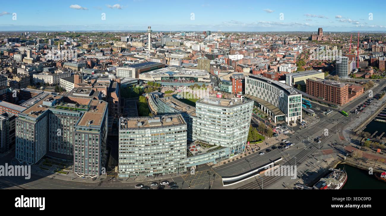 LIVERPOOL, MERSEYSIDE, INGHILTERRA - 19 APRILE 2026: Vista aerea del centro città, The Strand, il quartiere dei negozi di Liverpool ONE con il centro città alle spalle Foto Stock