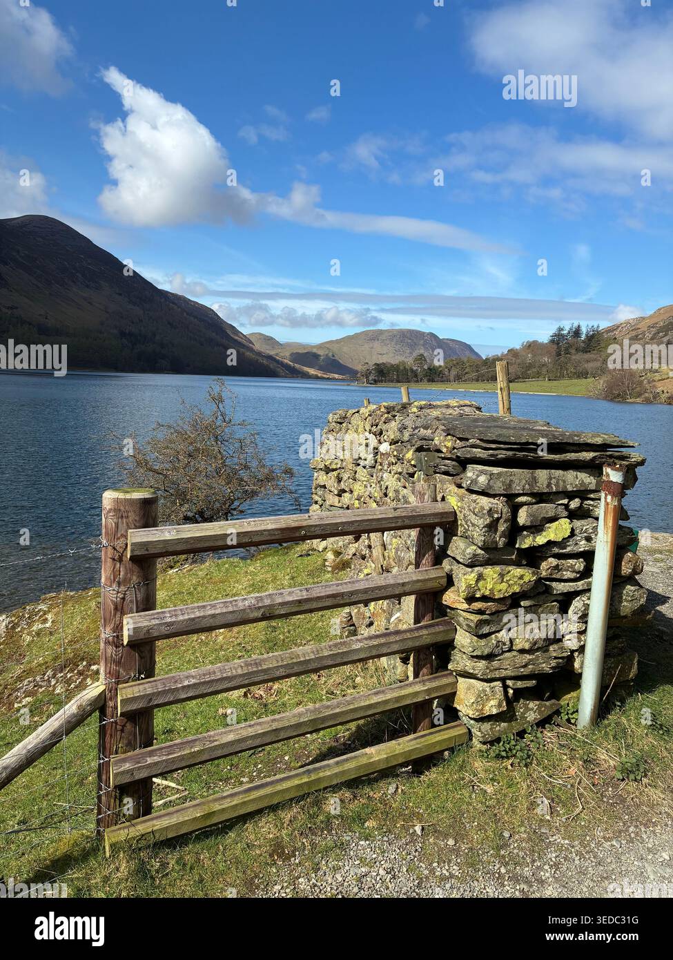 Muro di pietra a secco che si affaccia sul lago Buttermere nel Lake District, Cumbria, Inghilterra - Immagine stock catturata con smartphone