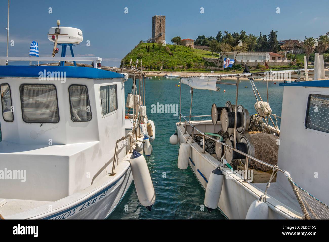 Torre Agiou Pavlou (Torre di San Paolo), barche nel porto, Baia di Molivos, Golfo di Kassandra, villaggio di Nea Fokea, regione Calcidica, Macedonia centrale, Grecia Foto Stock