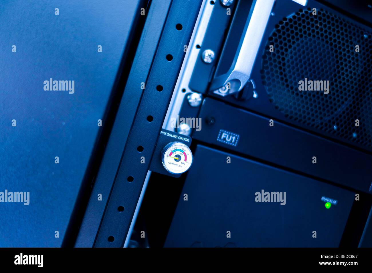 Immagine ravvicinata di un manometro montato su un server rack. Questa immagine evidenzia le apparecchiature di monitoraggio essenziali in un ambiente tecnico, sottolinea Foto Stock