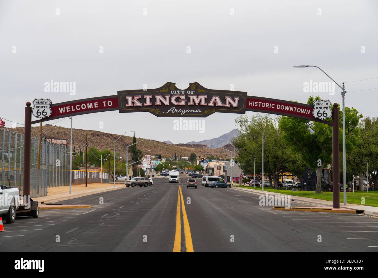 Benvenuto al cartello Kingman sulla strada 66, che celebra i 100 anni di strada, la strada principale che conduce al centro storico Foto Stock