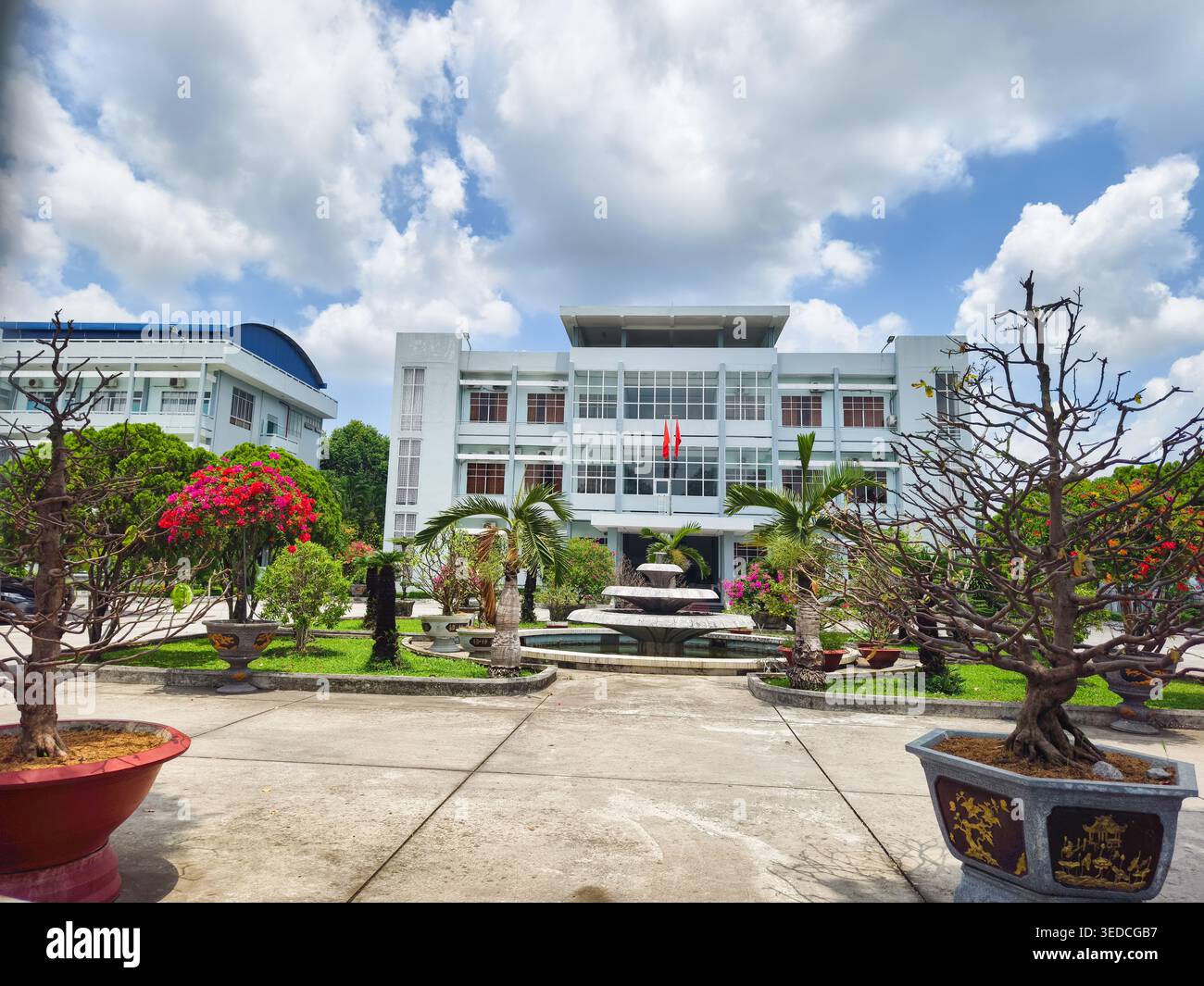 Edificio del Comitato del popolo del distretto di Ô Môn a Cần Thơ, Vietnam. Foto Stock