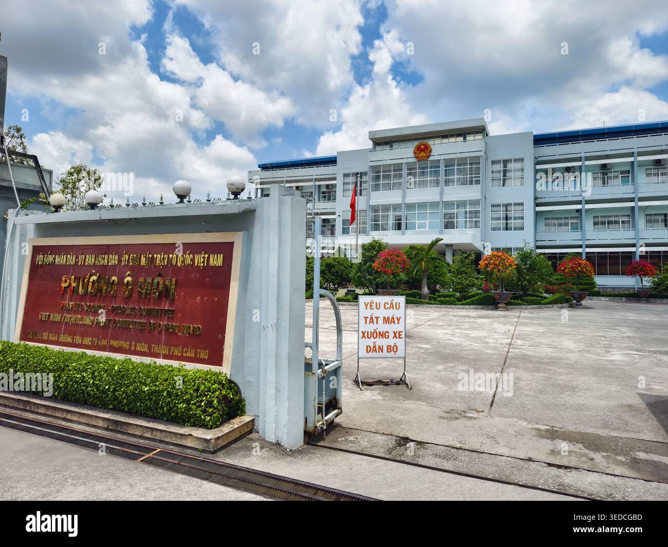 Ufficio amministrativo per una filiale del governo locale in Vietnam. Comitato del popolo per Ô Môn Ward, situato a CAN Tho City. Foto Stock