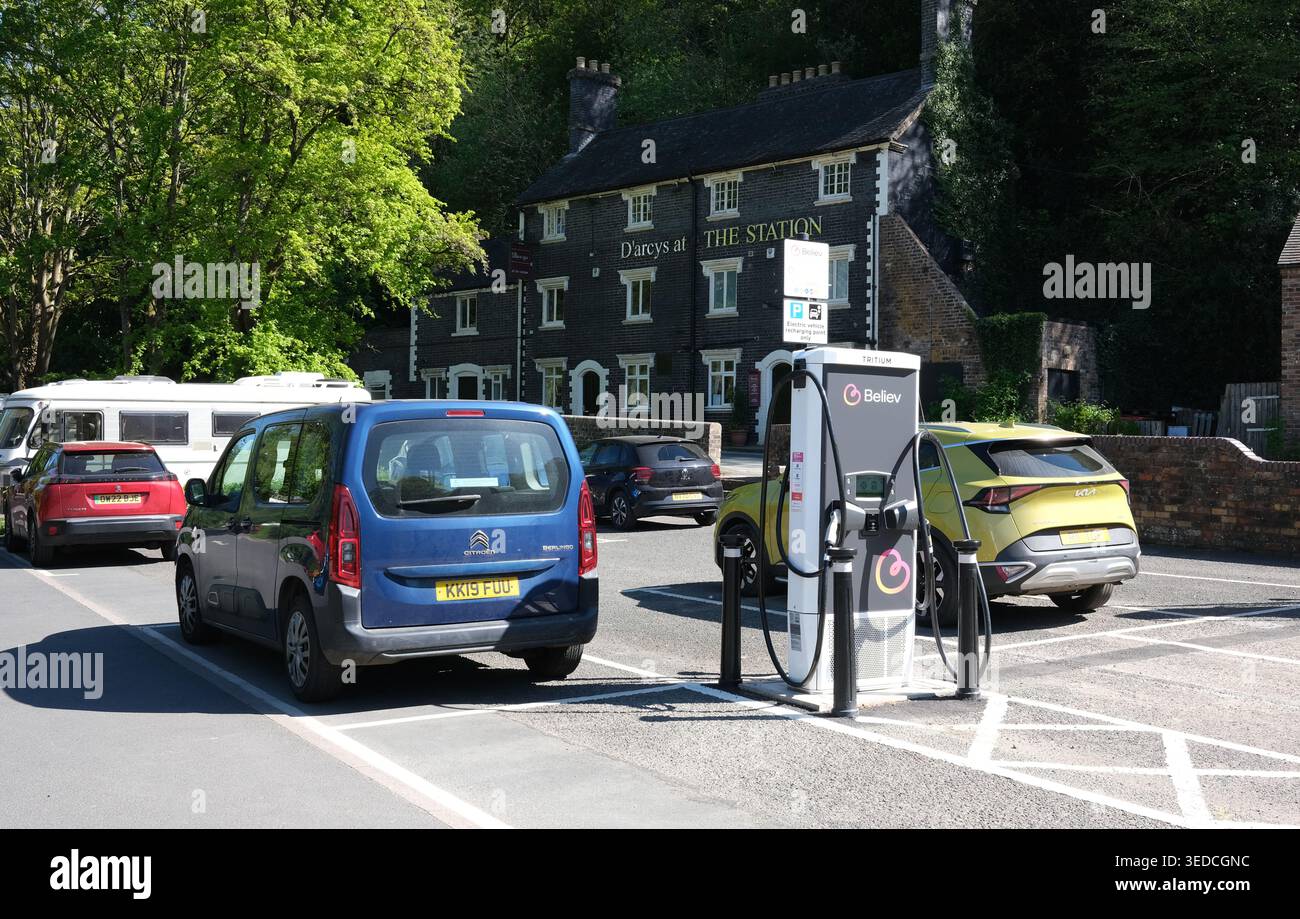 Punti di ricarica per veicoli elettrici a Ironbridge, sito Patrimonio dell'Umanità nello Shropshire, Regno Unito, 2026 Foto Stock