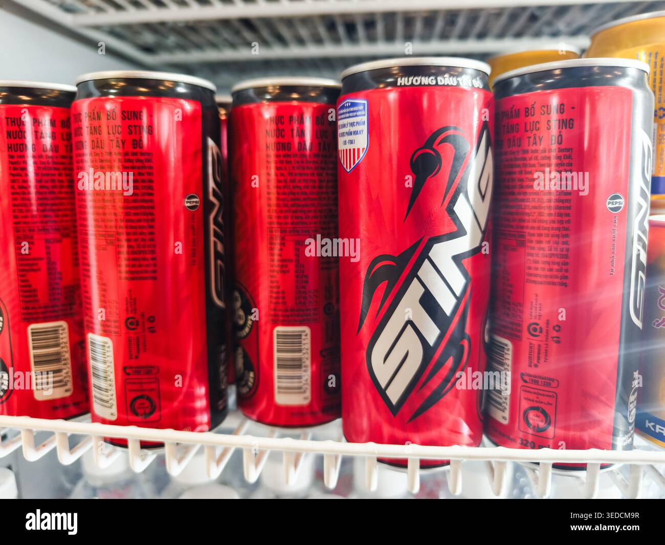Le bevande energetiche alla fragola in un ripiano del frigorifero presentano un sapore di fragola rossa ed è distribuito da PepsiCo Vietnam. Foto Stock