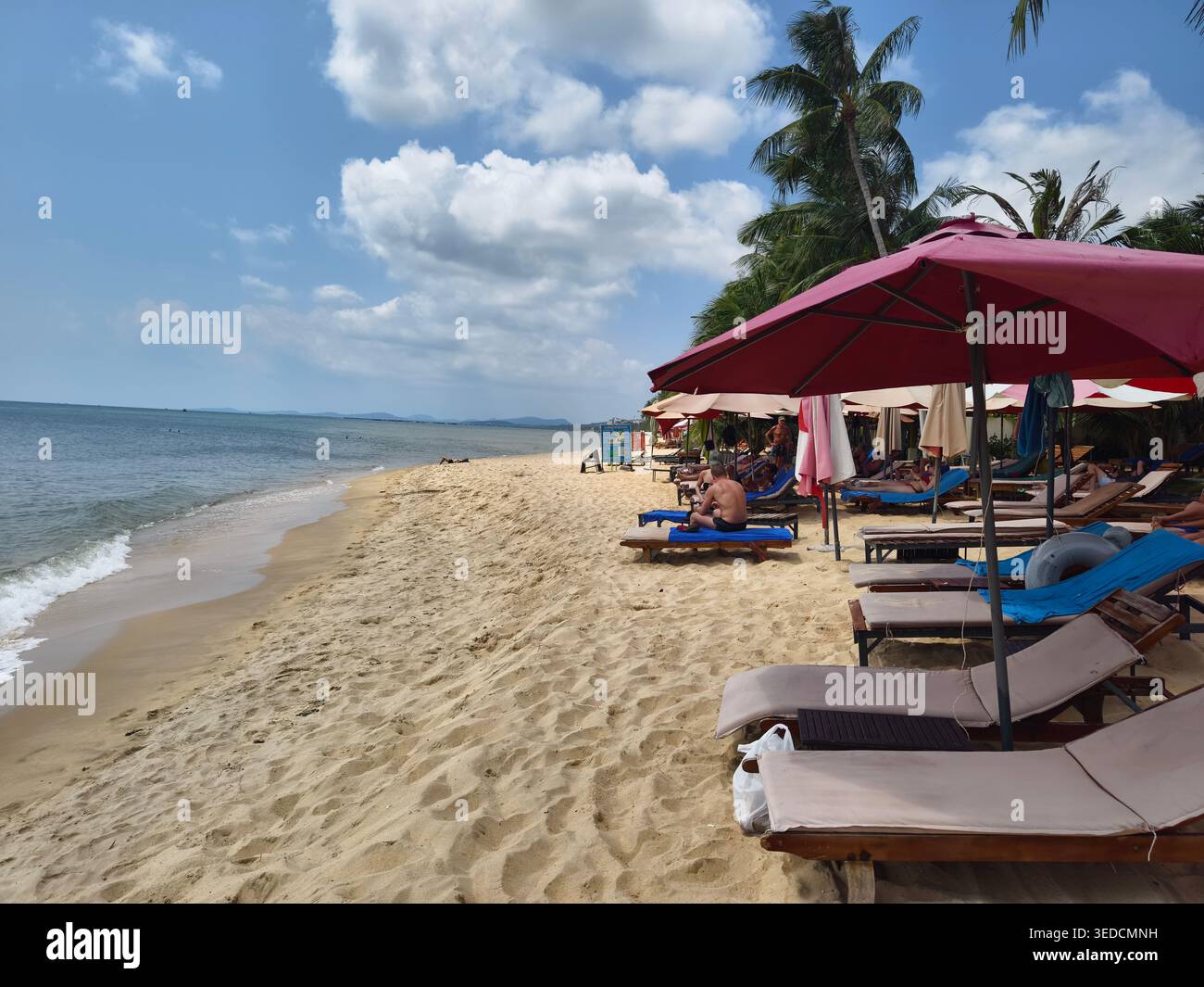 Spiaggia privata Kim Hoa Resort, Phu Quoc, Vietnam. Il resort offre servizi quali sdraio, ombrelloni e bungalow fronte spiaggia. Foto Stock