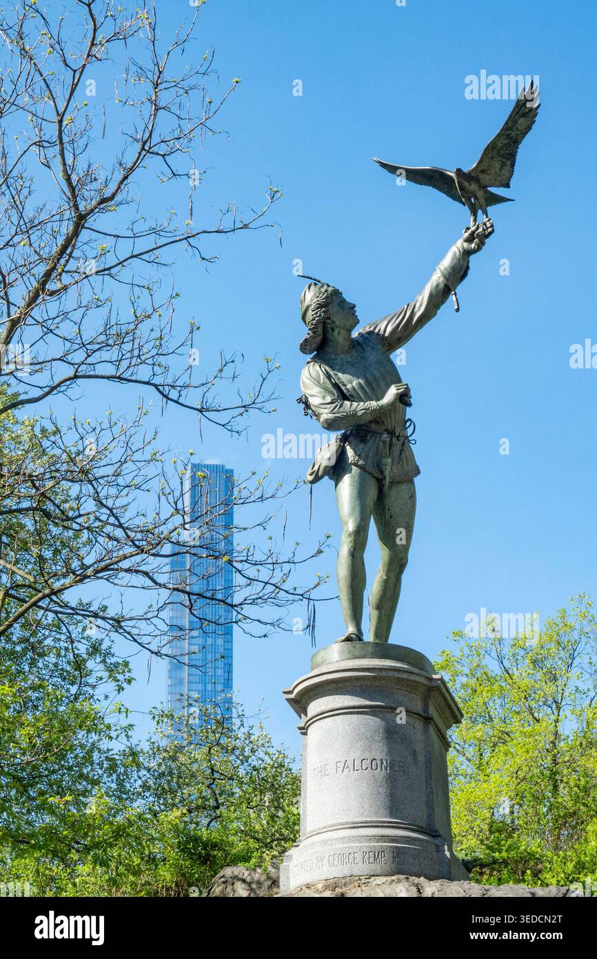 La statua del falconiere a Central Park con la torre di Central Park sullo sfondo, 2026, Central Park, NYC, USA Foto Stock