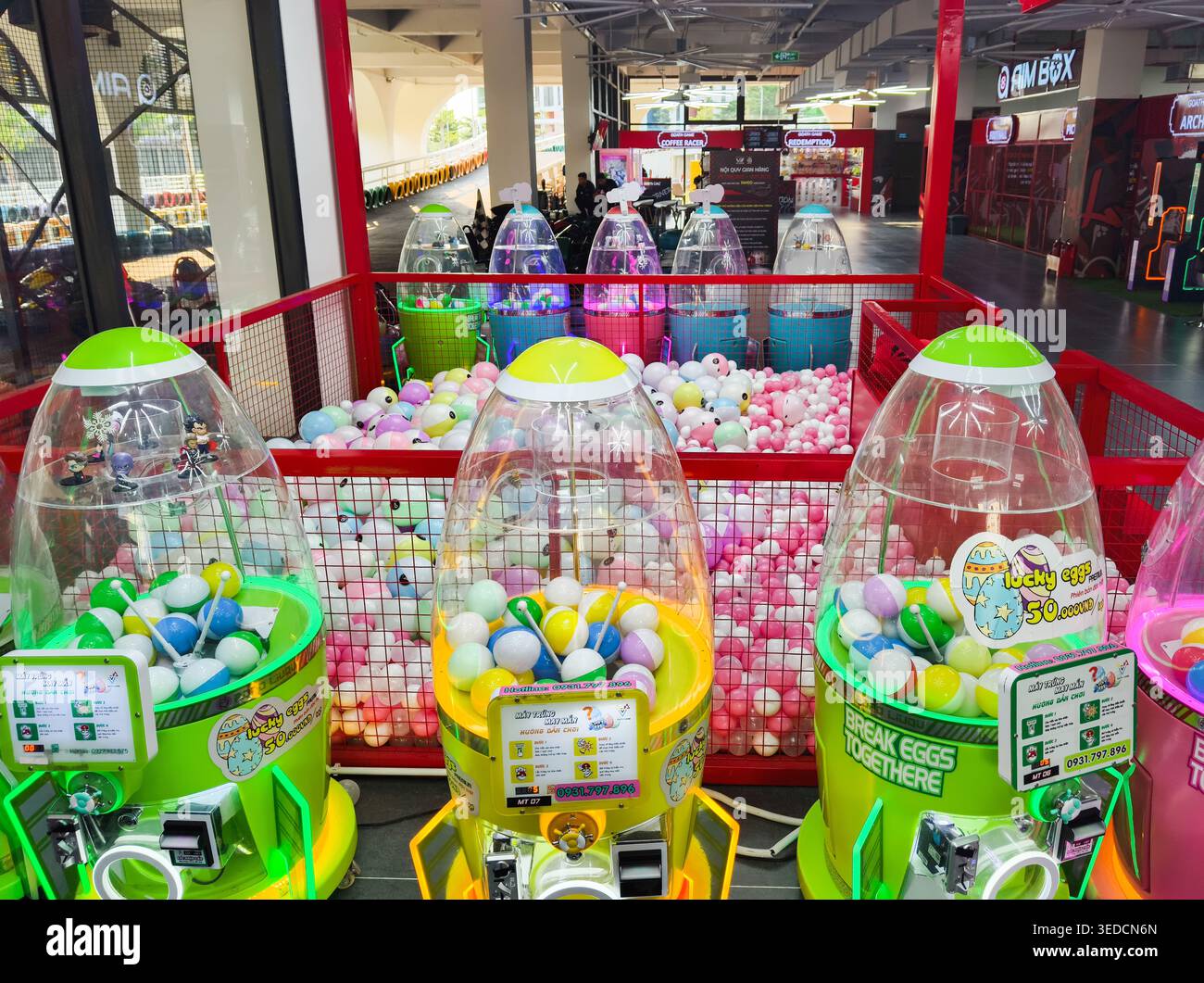 Distributori automatici di capsula di gashapon per uova, progettati per distribuire premi in capsule. Foto Stock