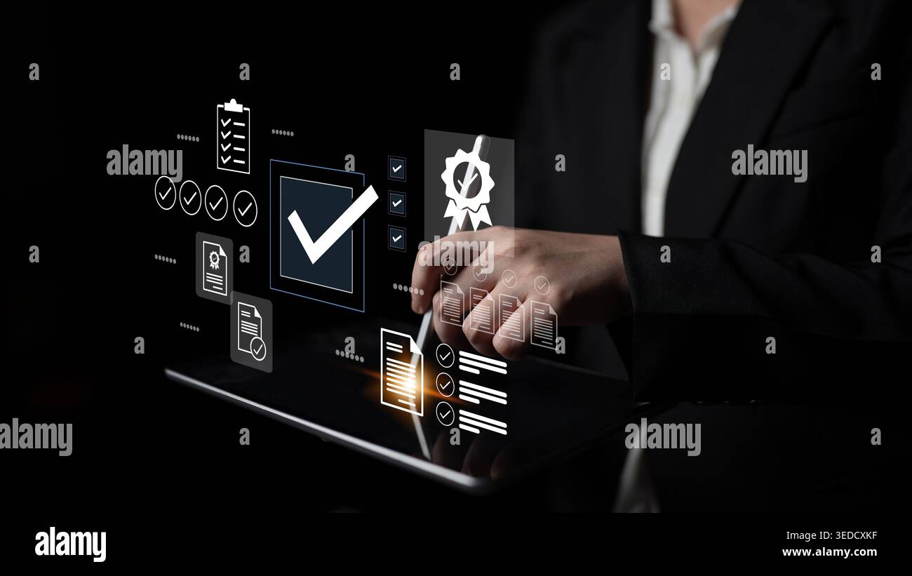 Un professionista si impegna con un'innovativa interfaccia olografica che visualizza liste di controllo e icone di raggiungimento, illustrando la moderna gestione dei processi Foto Stock