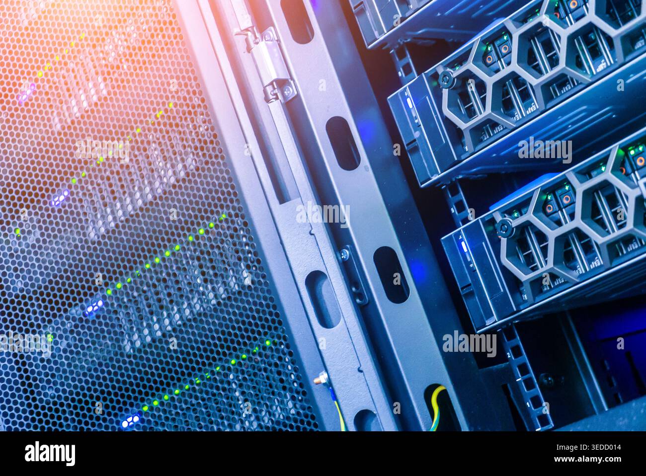 Questa immagine acquisisce una vista dettagliata di un server rack dotato di apparecchiature avanzate di archiviazione dati e di rete. L'illuminazione vivace mette in risalto il mod Foto Stock