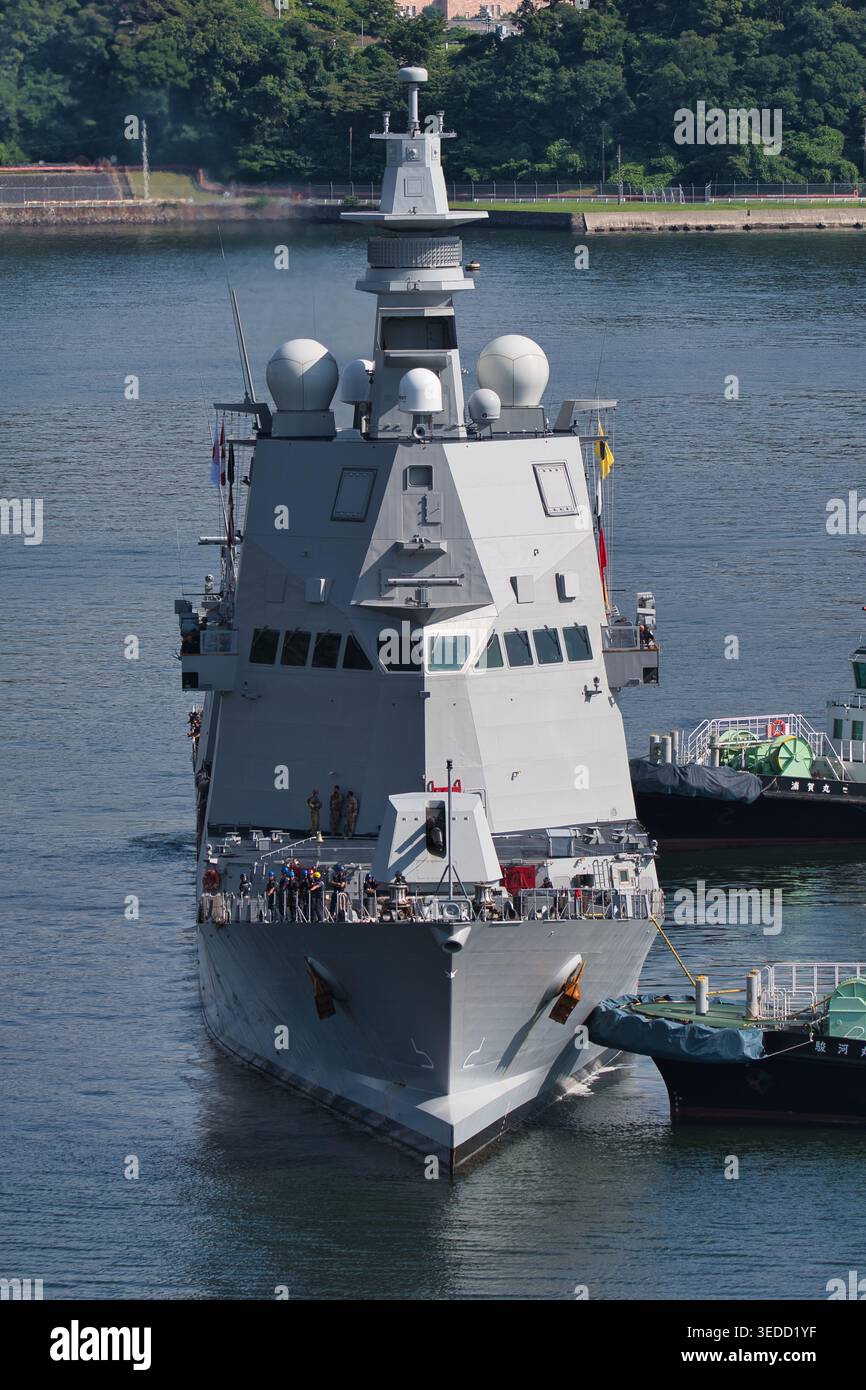 Marina militare Italiana Francesco Morosini (P431) PPA classe OPV vista frontale verticale, pattugliatore offshore classe Thaon di Revel che entra nel porto di Yokosuka. Foto Stock