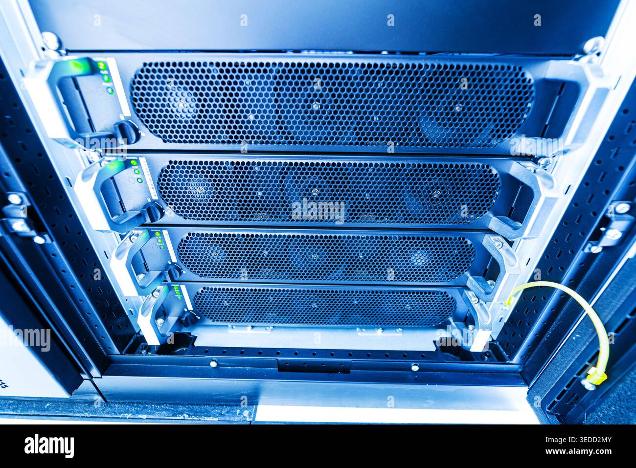 Vista ravvicinata dei rack per server con più unità di archiviazione dati all'interno di un moderno data center, che mostra tecnologia e disposizione hardware efficiente Foto Stock