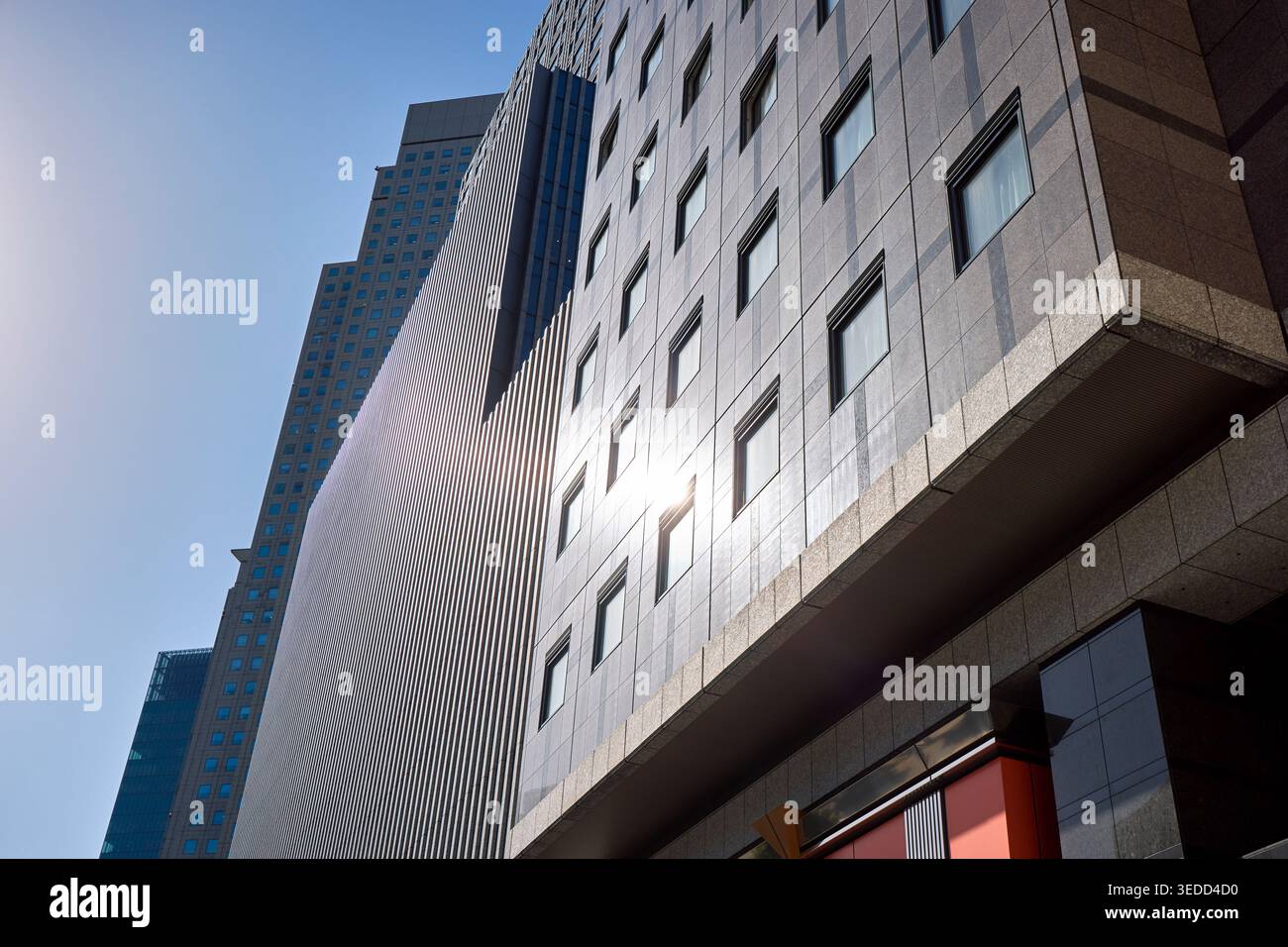 Facciate di alti e moderni edifici in una luminosa giornata di sole nel quartiere di Nagatacho, nella città di Chiyoda, Tokyo, Giappone. Foto Stock