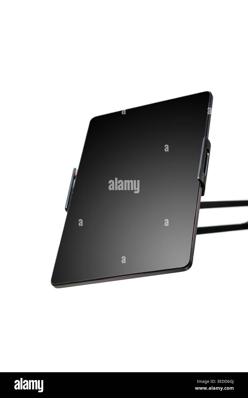 Tablet su supporto isolato su sfondo bianco. Dispositivo elettronico. Sfondo isolato. Concetto tecnologico. Foto di alta qualità Foto Stock