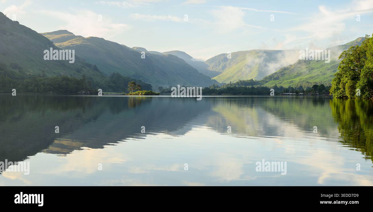 Ullswater nel Lake District in una tranquilla mattinata d'estate con riflessi sull'acqua. Foto Stock