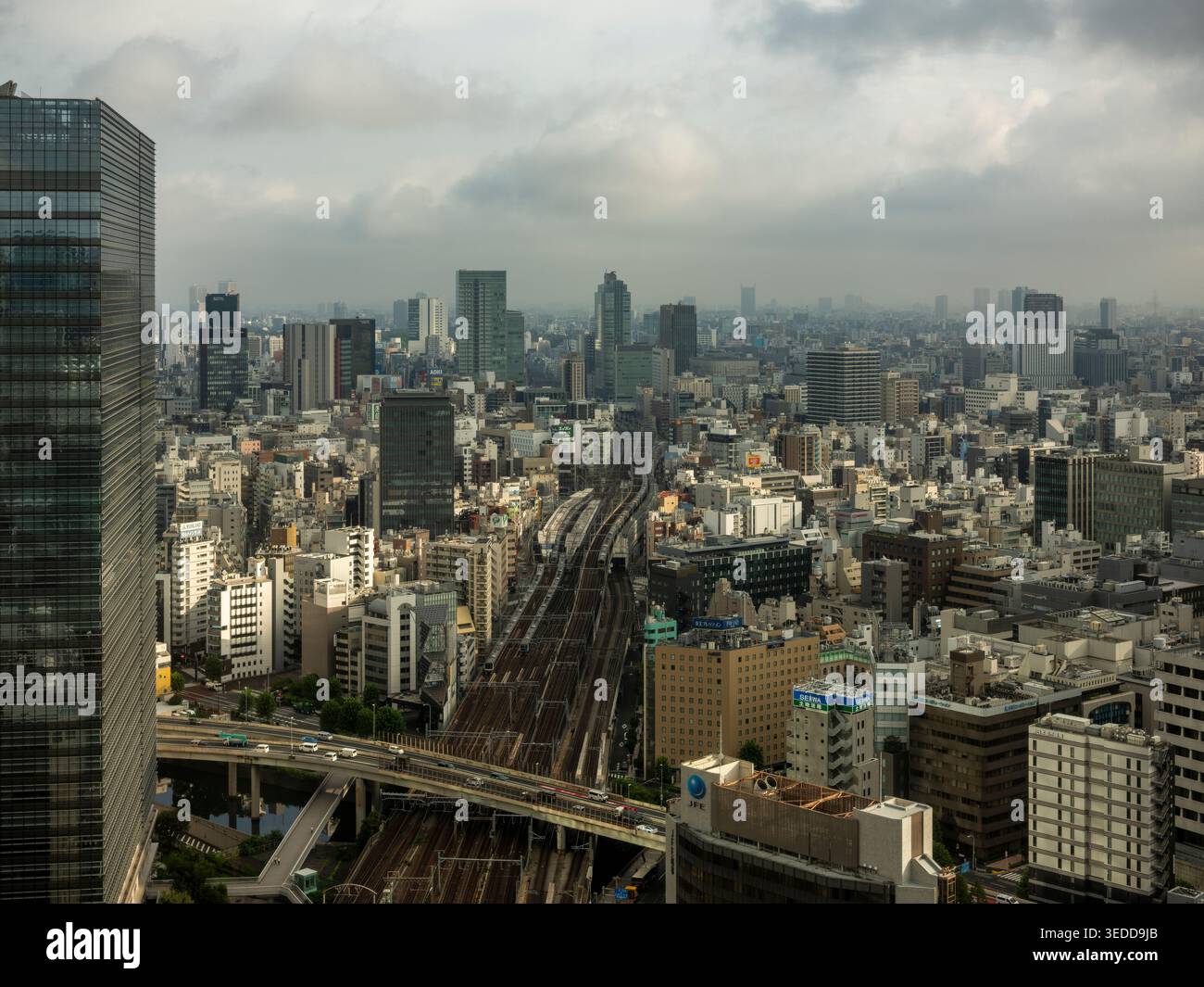 Una linea ferroviaria che attraversa la città di Tokyo, in Giappone. Foto Stock