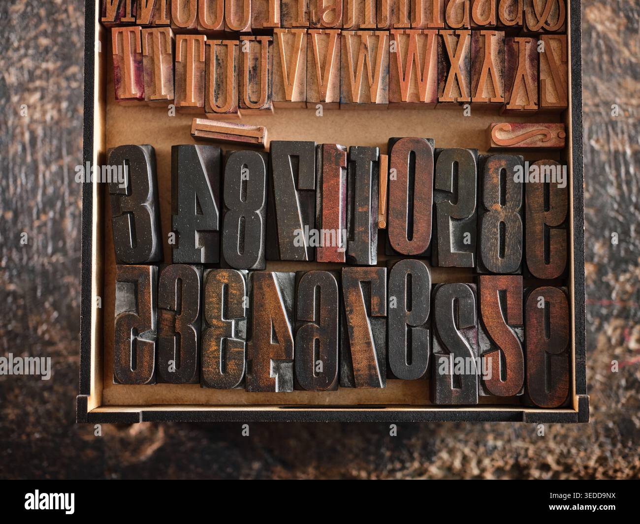 Tipo a pressa per lettere in legno su un banco in un'officina. Foto Stock