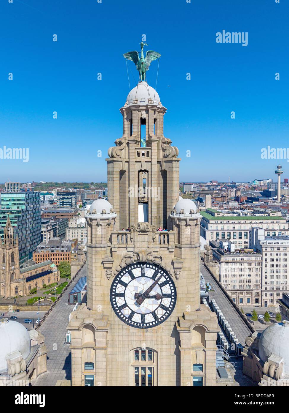 Liverpool, Merseyside, Regno Unito. 04.23.2026 immagine aerea scattata durante la primavera del Royal Liver Building, sul lungomare di Liverpool. 23 aprile 2026 Foto Stock