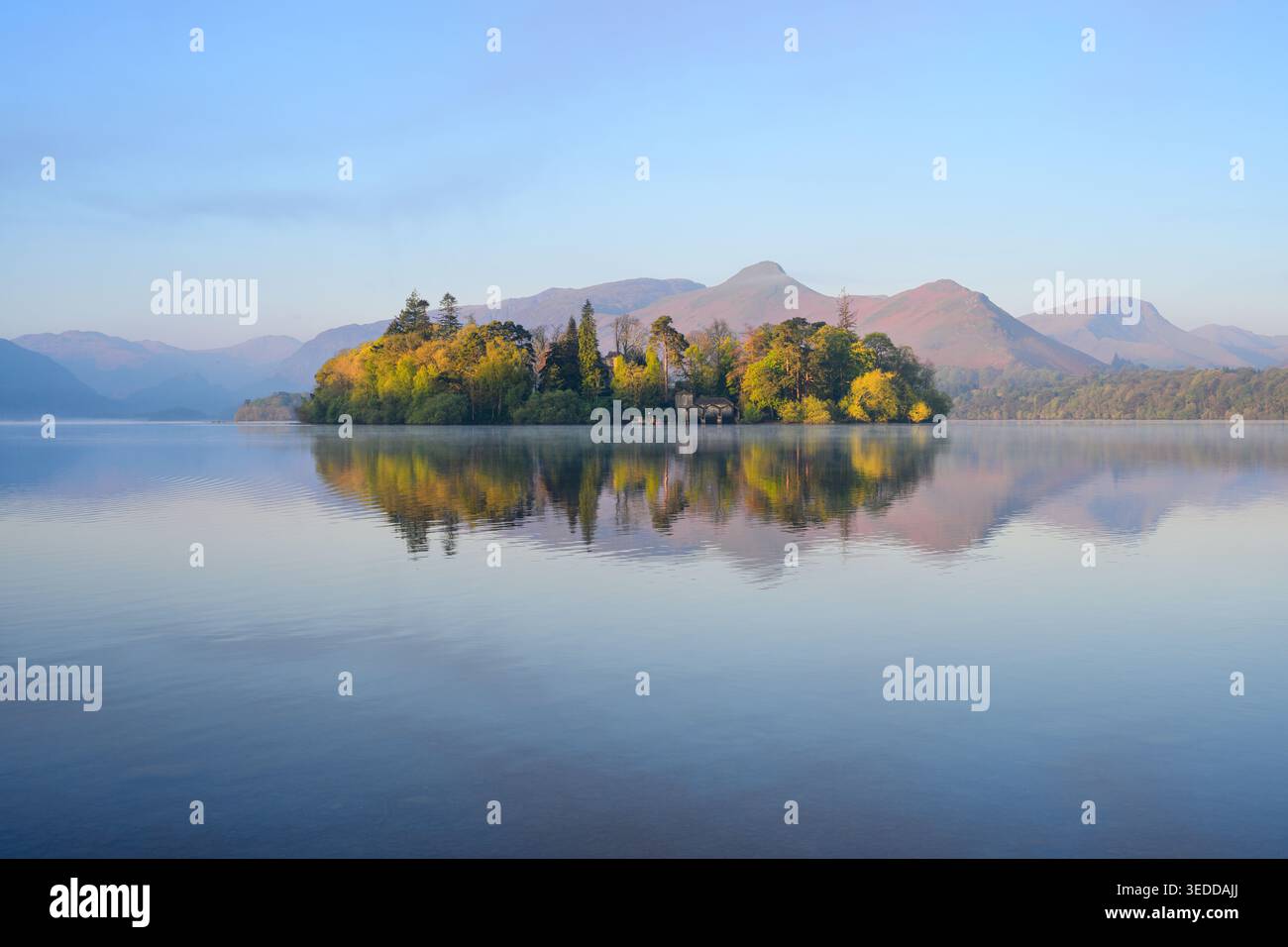 Splendida mattina di primavera con riflessi tranquilli di Catbells e Derwent Island a Derwentwater, Lake District, Regno Unito. Foto Stock