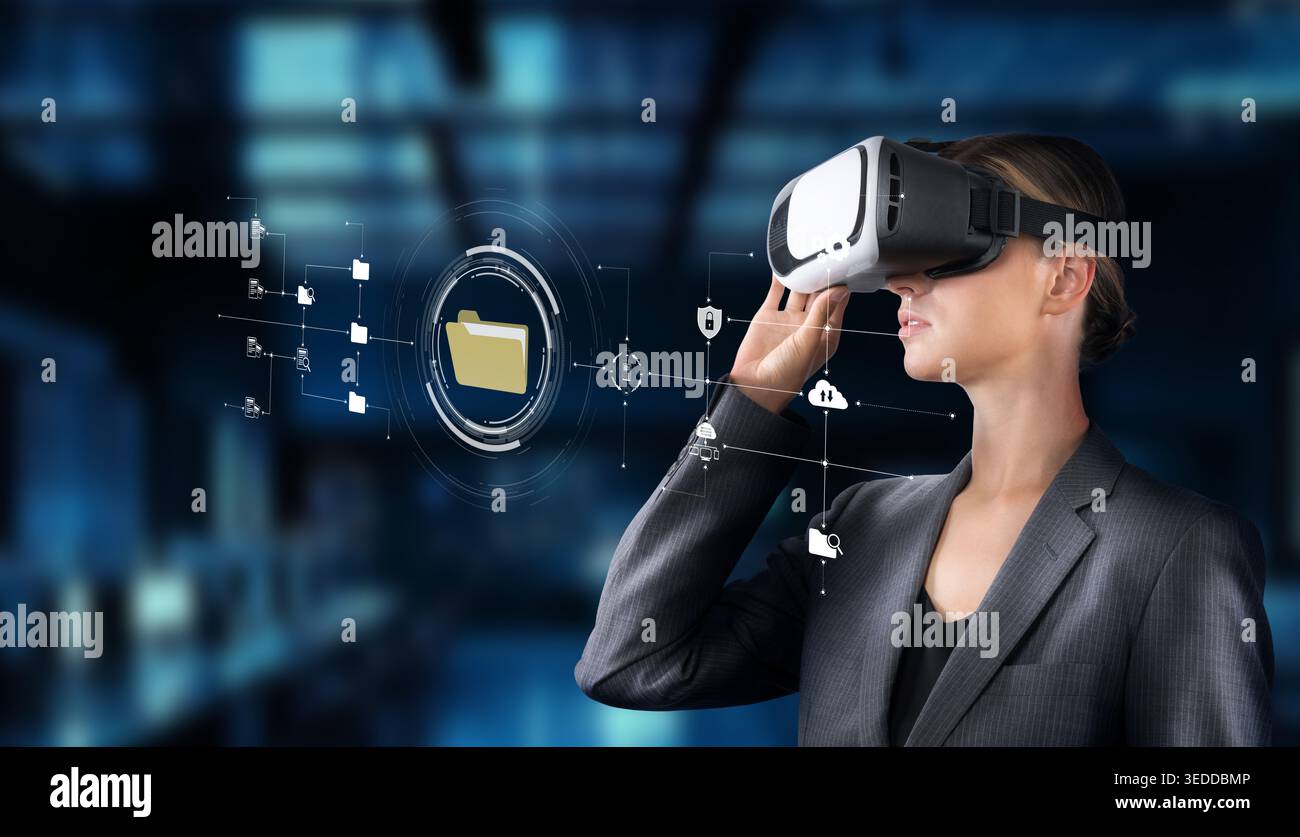 Un professionista aziendale si impegna con la tecnologia della realtà virtuale, esplorando i concetti di gestione dei dati digitali in un moderno ambiente aziendale Foto Stock