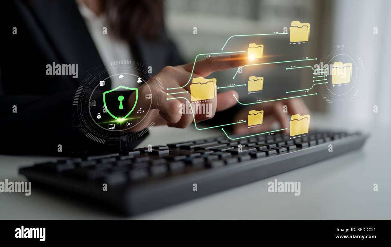 Concetto di gestione sicura dei dati con simbolo di blocco digitale sovrapposto sulla tastiera che dimostra le pratiche di sicurezza informatica e sicurezza informatica di Fluxor. Foto Stock