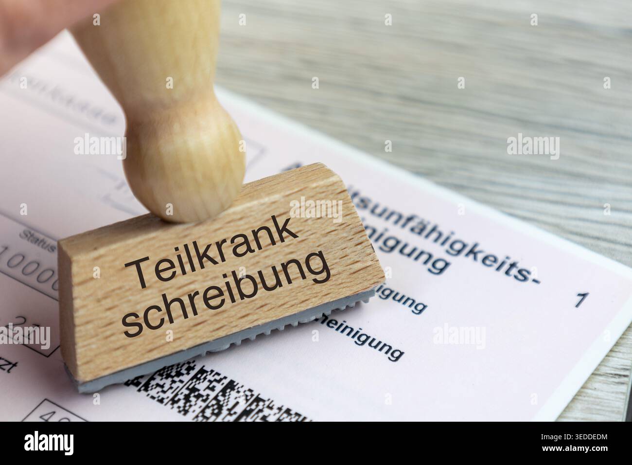 (Montaggio fotografico) primo piano di un certificato di congedo per malattia con il timbro TEILKRANKSCHREIBUNG Foto Stock