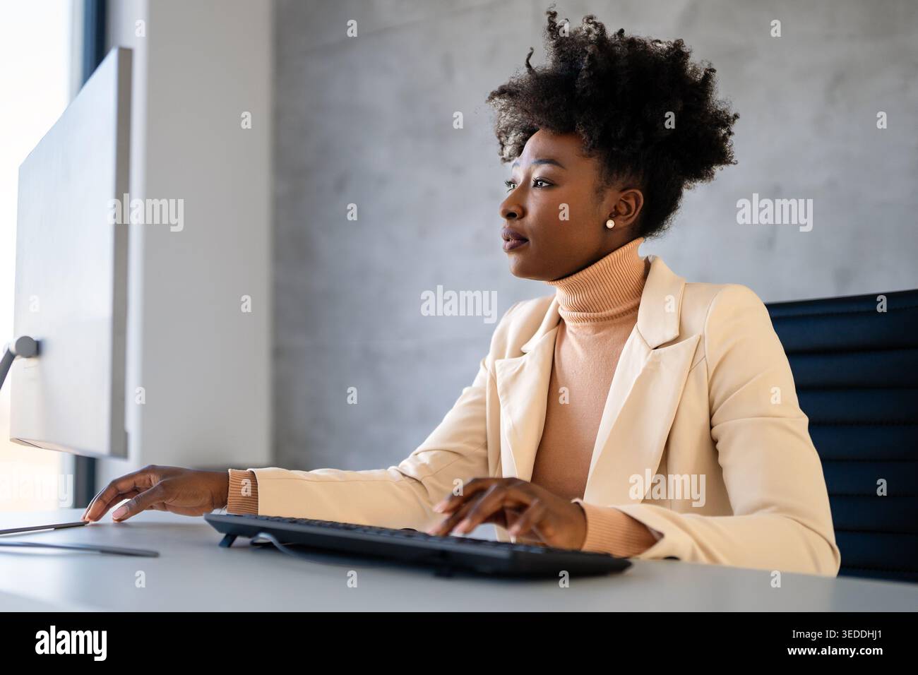 Giovane donna d'affari felice di successo che lavora in ufficio aziendale Foto Stock
