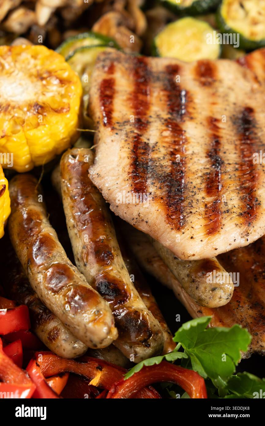 Carne e verdure appena grigliate per una dieta sana. Foto Stock