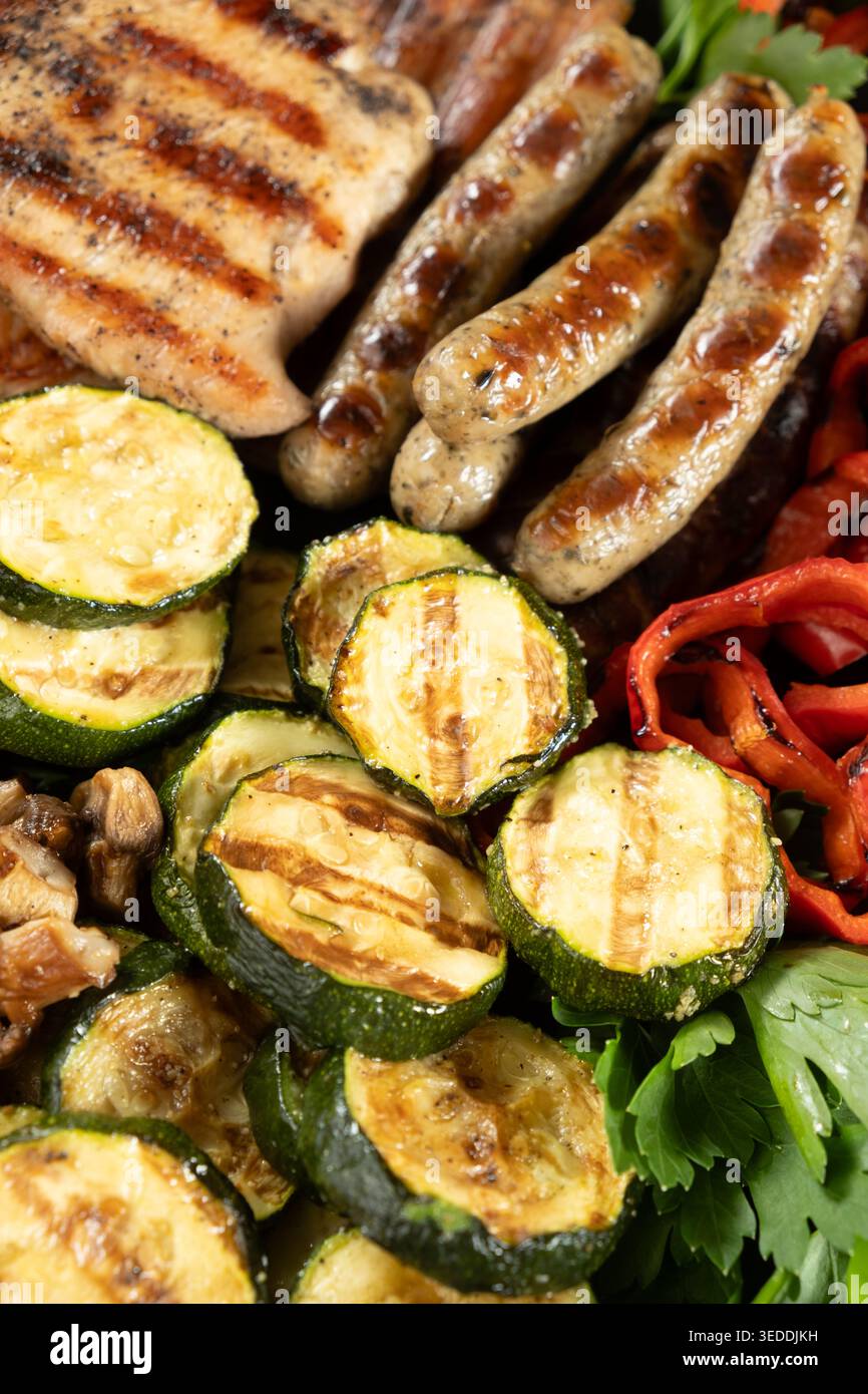 Carne e verdure appena grigliate per una dieta sana. Foto Stock