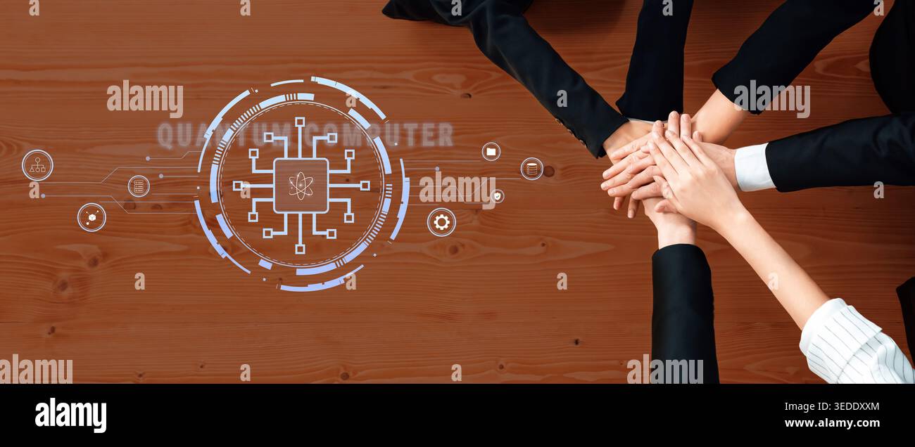 Un gruppo diversificato di professionisti si riunisce per collaborare e innovare sulle soluzioni tecnologiche, simboleggiando il lavoro di squadra con le mani unite e. Foto Stock