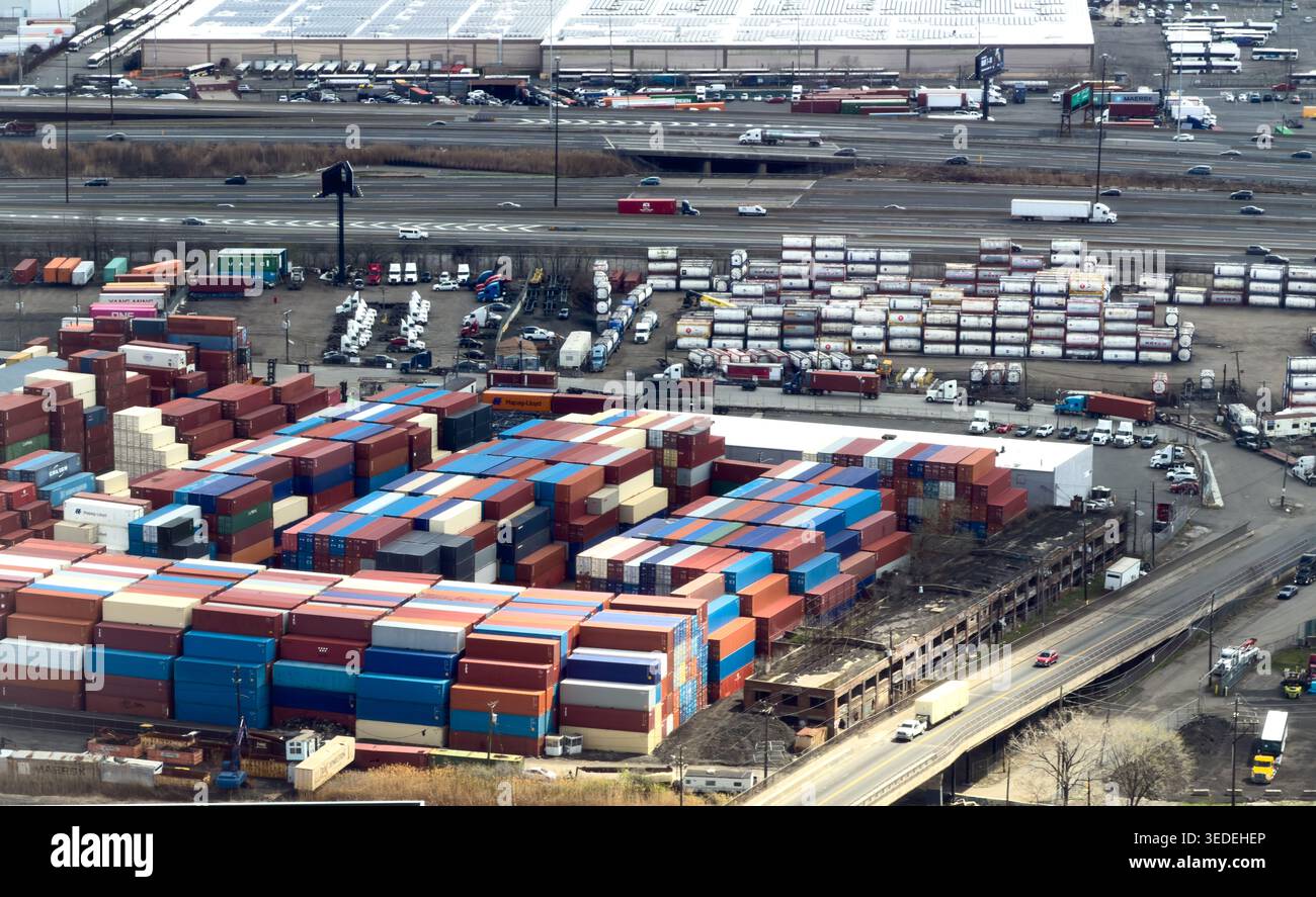 Vista aerea del terminal marittimo di Port Newark-Elizabeth con file di container intermodali impilati e camion logistici a Elizabeth, New Jersey Foto Stock