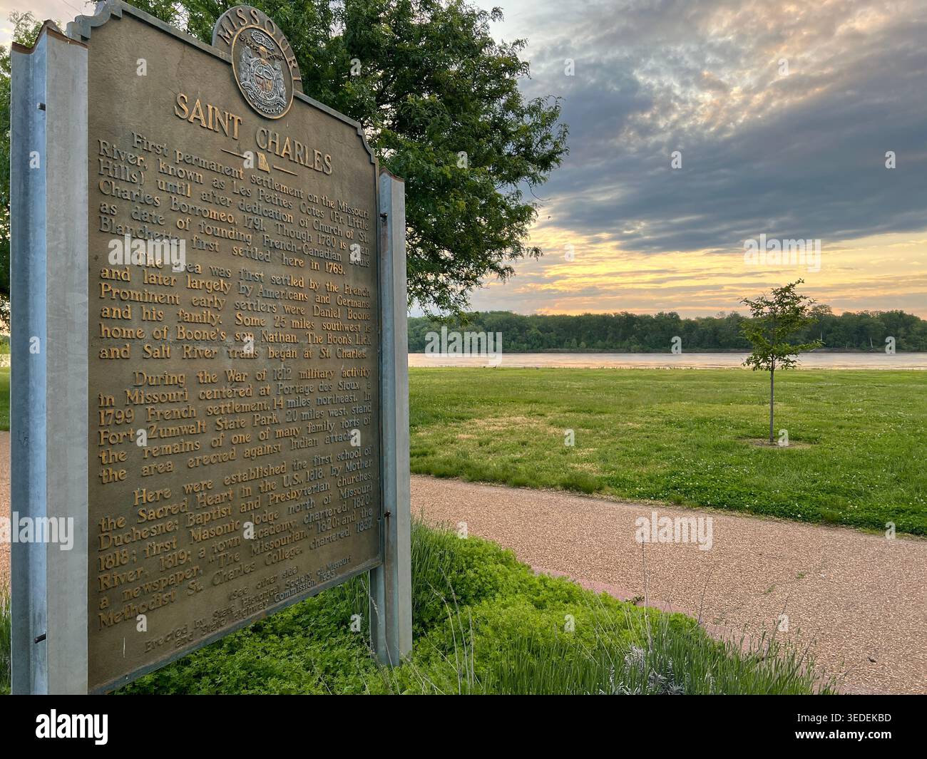 Storico cartello di Saint Charles accanto al fiume Missouri a St. Charles, Missouri, Stati Uniti, con parco sul fiume e cielo al tramonto - Immagine stock catturata con smartphone