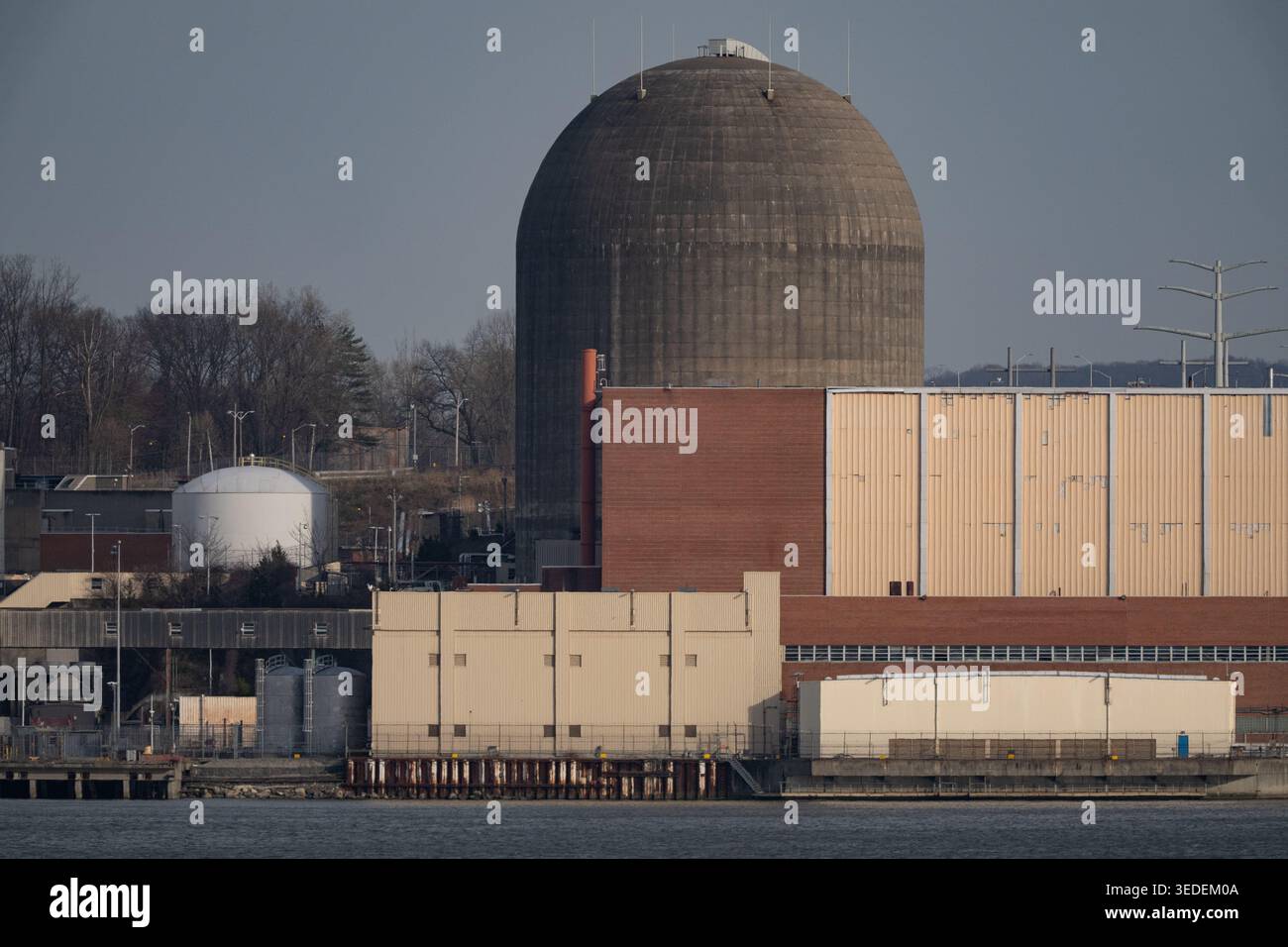 Vista aerea dell'Indian Point Energy Center IPEC che mostra l'imponente cupola di contenimento in cemento e gli edifici industriali lungo il canale Foto Stock