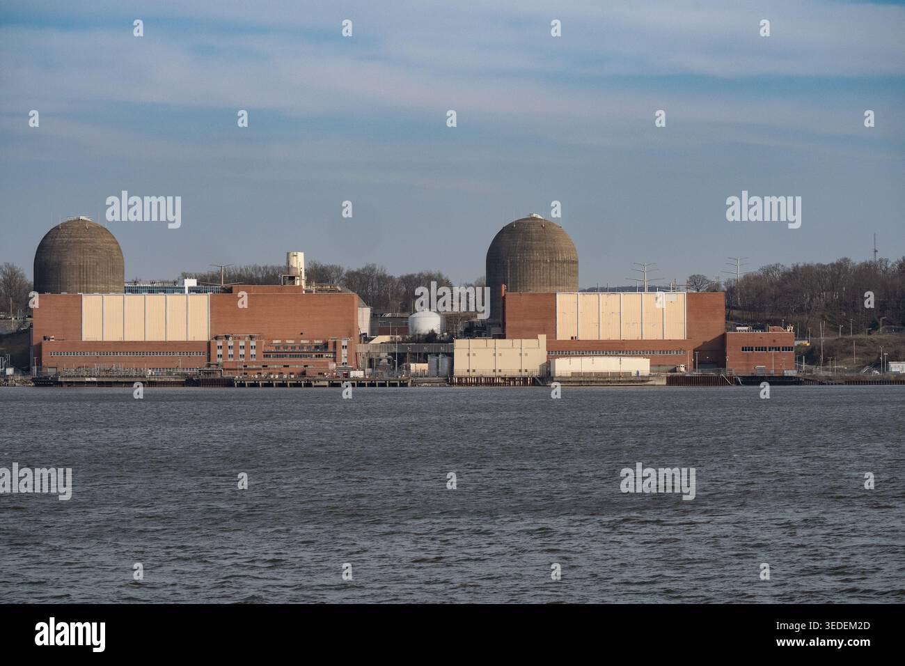 Vista aerea dell'Indian Point Energy Center IPEC con due grandi cupole di contenimento ed edifici industriali in mattoni lungo il fiume Hudson, Buchanan, N Foto Stock