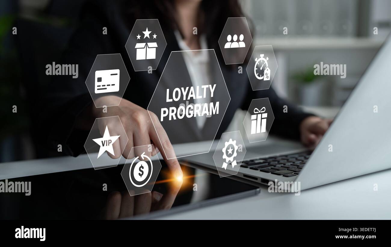 Un uomo d'affari interagisce con un notebook mostrando un'interfaccia digitale del programma fedeltà, simboleggiando il coinvolgimento dei clienti e il business innovativo Foto Stock