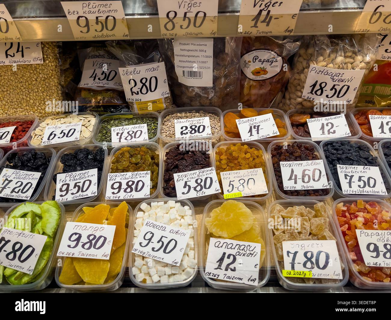 Riga, Lettonia - 3 aprile 2026: Assortimento di frutta secca naturale, frutta secca e semi presso la marga centrale della città, con una selezione di prodotti pulita, tutti i giorni Foto Stock