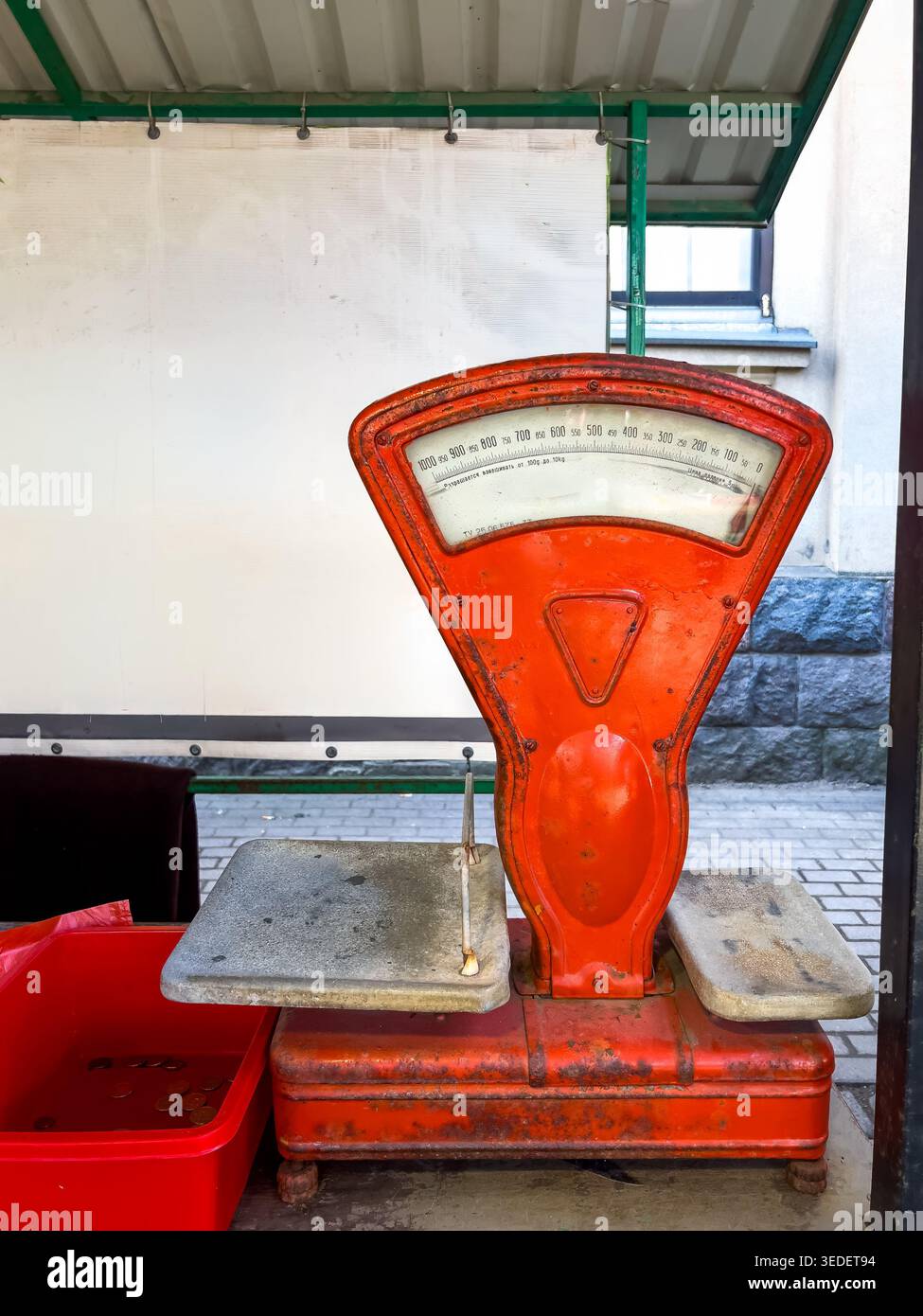 Le attrezzature commerciali preesistenti rimangono in uso con la bilancia meccanica d'epoca sul mercato centrale di riga in lettonia, riflettendo la continuità della comme quotidiana Foto Stock