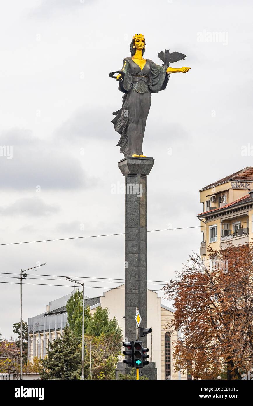 Sofia, Bulgaria. 18 ottobre 2023. Statua di Sofia con corona, corona e gufo dello scultore Georgi Chapkanov, eretta nel dicembre 2000. Foto Stock