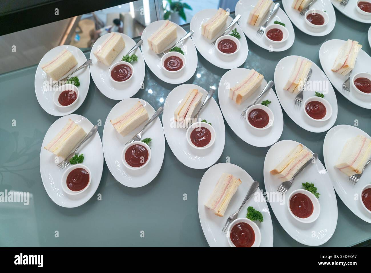 Deliziose fette di torta disposte ad arte su piatti, accompagnate da una ricca salsa e guarnite con erbe fresche per una raffinata presentazione del dessert. Foto Stock