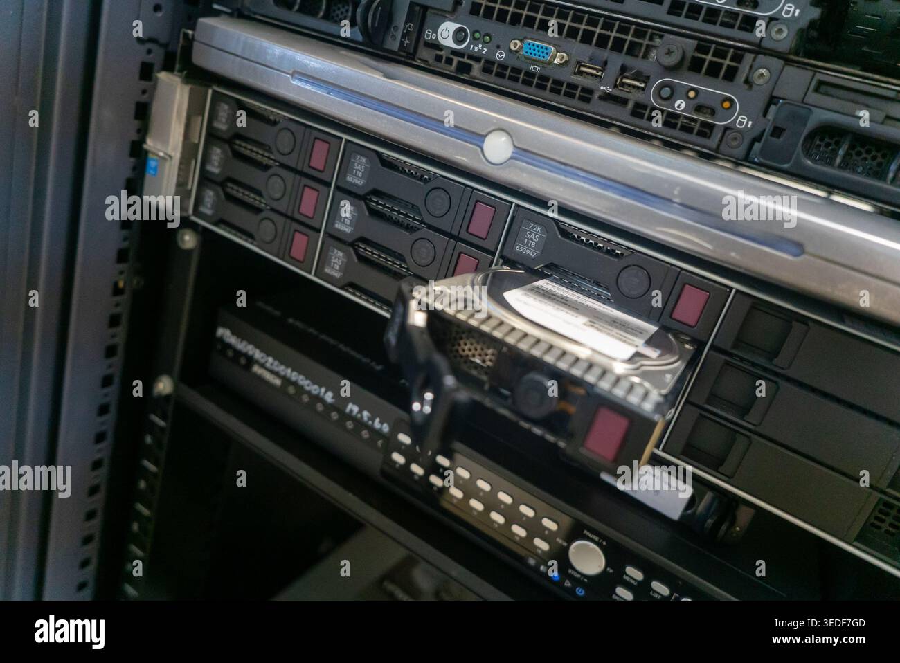 Un'immagine ravvicinata delle unità di archiviazione dati all'interno di un server rack, che mostra una tecnologia avanzata per la gestione dei dati e prestazioni ottimali nei sistemi digitali Foto Stock