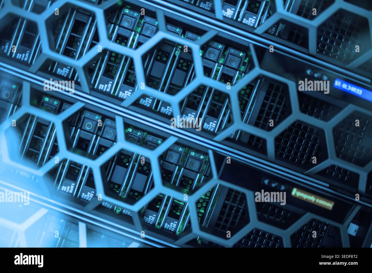 Vista ravvicinata dell'hardware server moderno in un data center. L'immagine mostra l'intricato design e la tecnologia utilizzati per l'archiviazione e la gestione dei dati Foto Stock