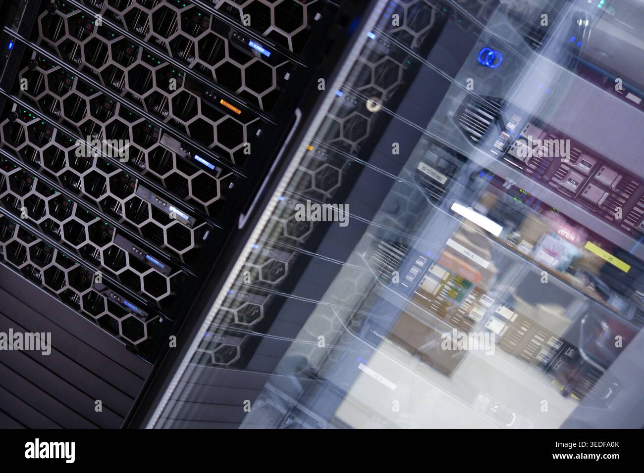 Un moderno data center con unità server e apparecchiature di rete, che enfatizza la tecnologia e l'infrastruttura digitale in un ambiente professionale Foto Stock